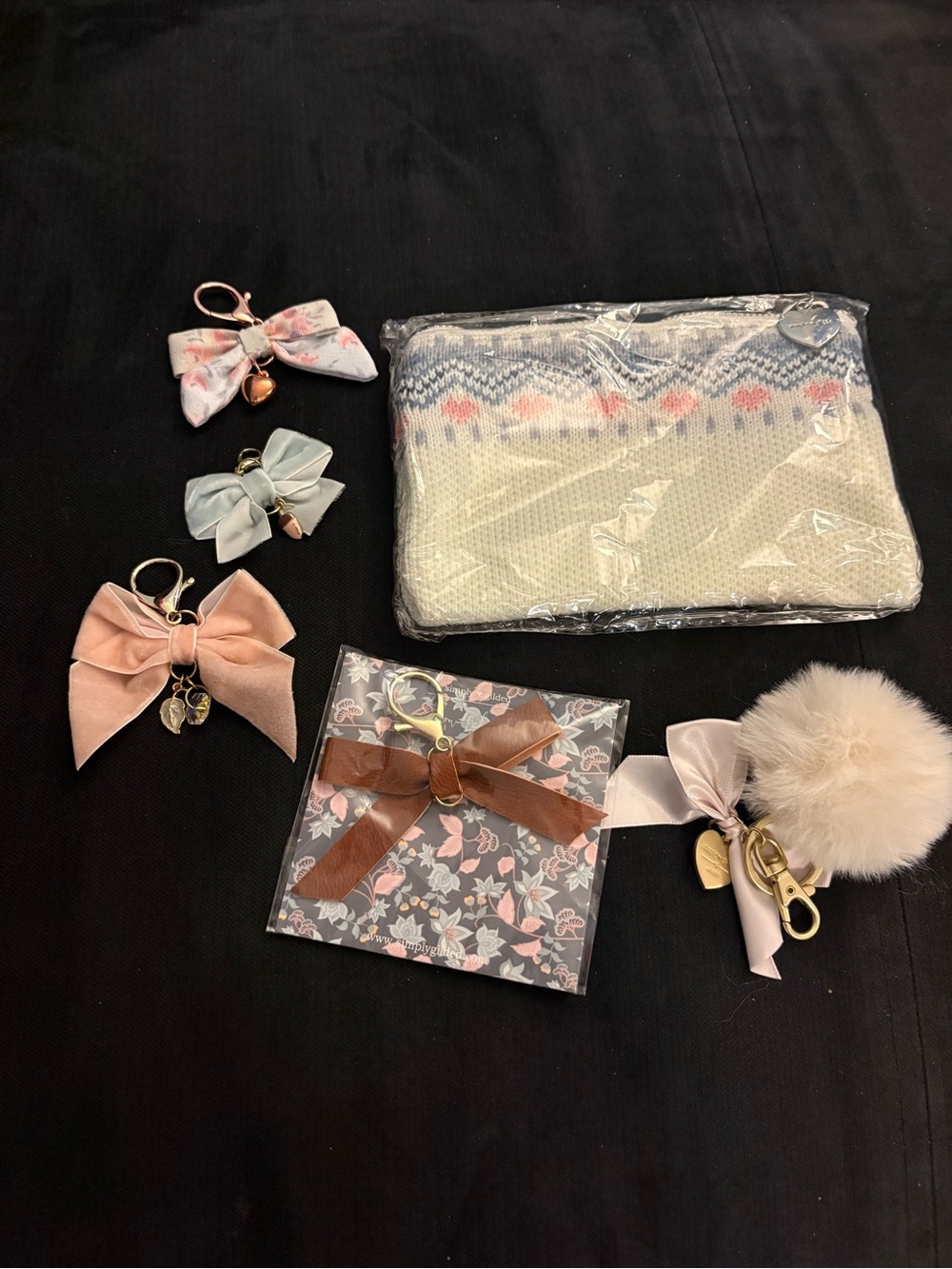 Simply Gilded pouch and 5 bows Pom Pom clips keychain